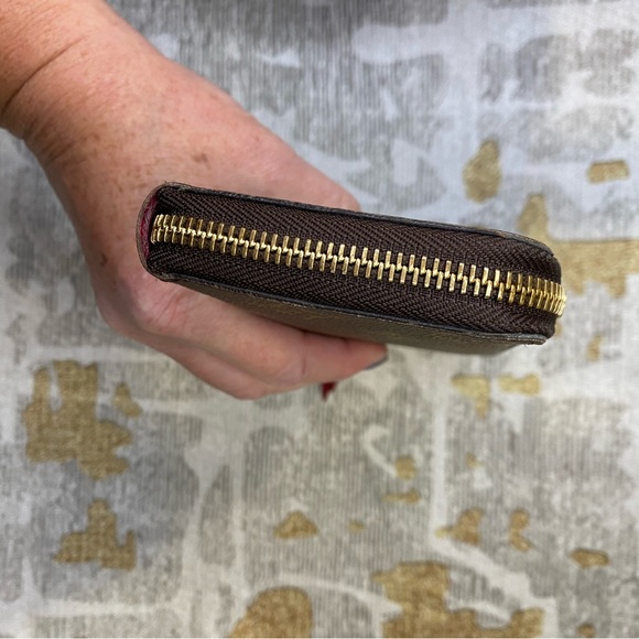 Louis Vuitton Clemence monogram wallet with fuschia interior. - Picture 4 of 8